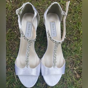 New Bridal Shoes Ladies size 9 Touch Ups White with rhinestone trim